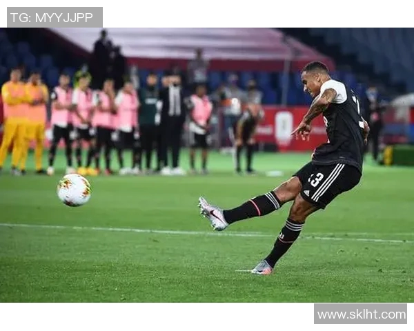 达尼洛：从足球场上的闪耀星辰到生活中的坚韧奋斗者